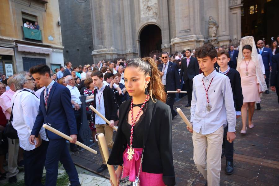 El extenso cortejo ha mezclado los elementos civiles y religiosos en un colorido desfile que ha sido seguido por miles de personas en la calle. Puede ver más fotos del Corpus en  este enlace . 