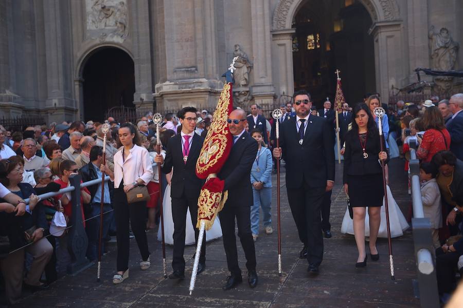 El extenso cortejo ha mezclado los elementos civiles y religiosos en un colorido desfile que ha sido seguido por miles de personas en la calle. Puede ver más fotos del Corpus en  este enlace . 