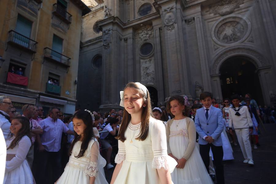 El extenso cortejo ha mezclado los elementos civiles y religiosos en un colorido desfile que ha sido seguido por miles de personas en la calle. Puede ver más fotos del Corpus en  este enlace . 