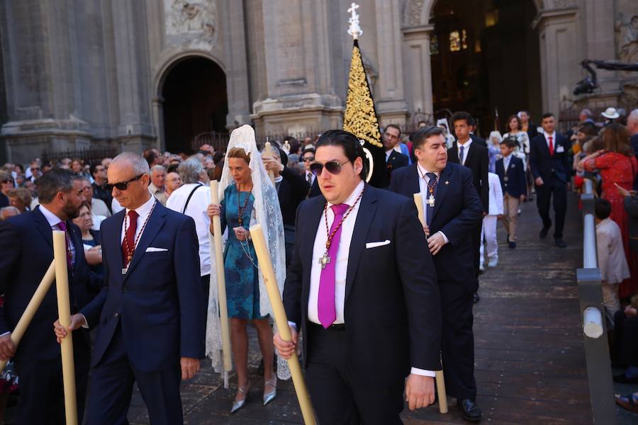 El extenso cortejo ha mezclado los elementos civiles y religiosos en un colorido desfile que ha sido seguido por miles de personas en la calle. Puede ver más fotos del Corpus en  este enlace . 