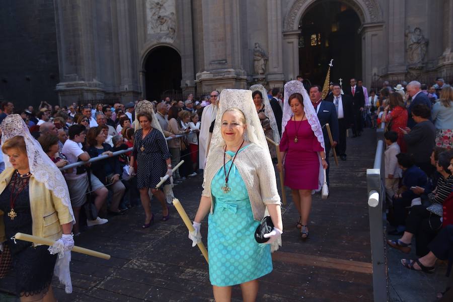 El extenso cortejo ha mezclado los elementos civiles y religiosos en un colorido desfile que ha sido seguido por miles de personas en la calle. Puede ver más fotos del Corpus en  este enlace . 