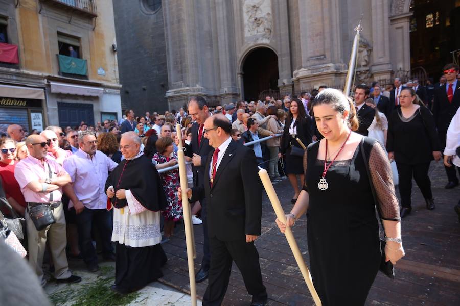 El extenso cortejo ha mezclado los elementos civiles y religiosos en un colorido desfile que ha sido seguido por miles de personas en la calle. Puede ver más fotos del Corpus en  este enlace . 