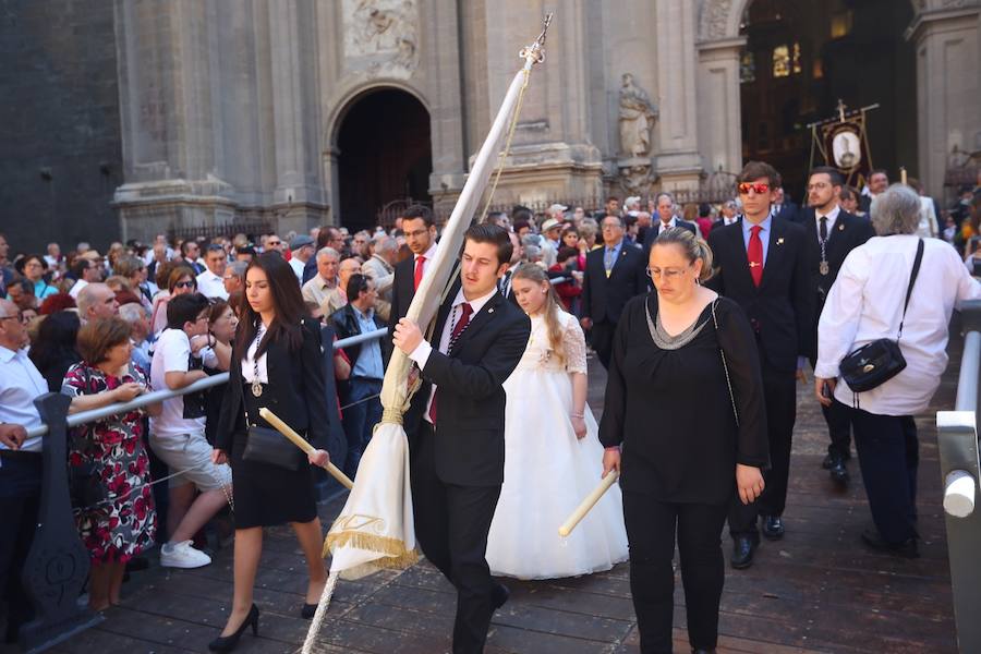 El extenso cortejo ha mezclado los elementos civiles y religiosos en un colorido desfile que ha sido seguido por miles de personas en la calle. Puede ver más fotos del Corpus en  este enlace . 