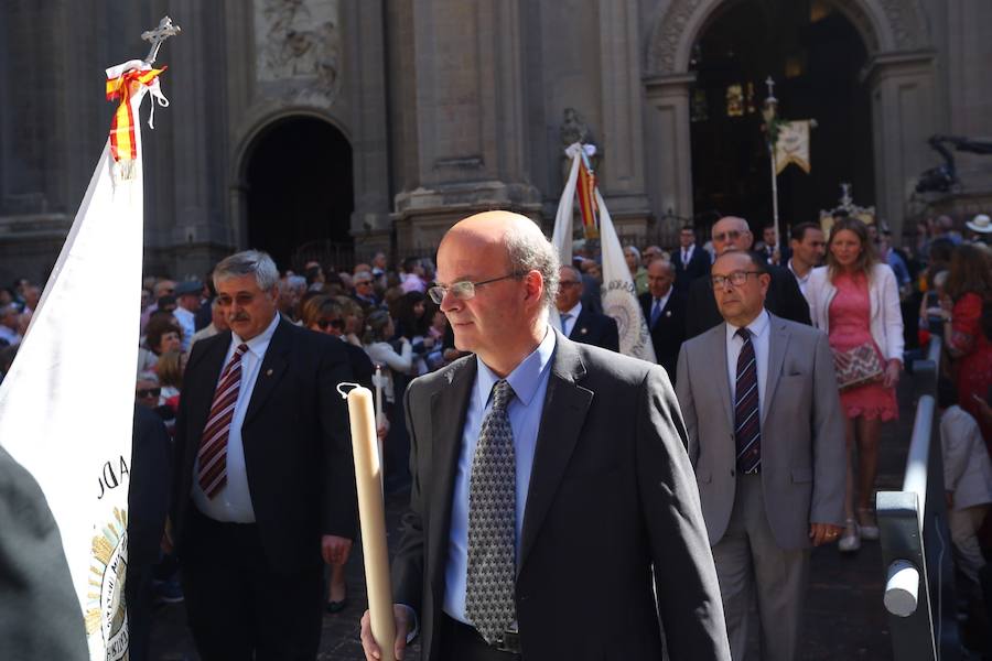 El extenso cortejo ha mezclado los elementos civiles y religiosos en un colorido desfile que ha sido seguido por miles de personas en la calle. Puede ver más fotos del Corpus en  este enlace . 