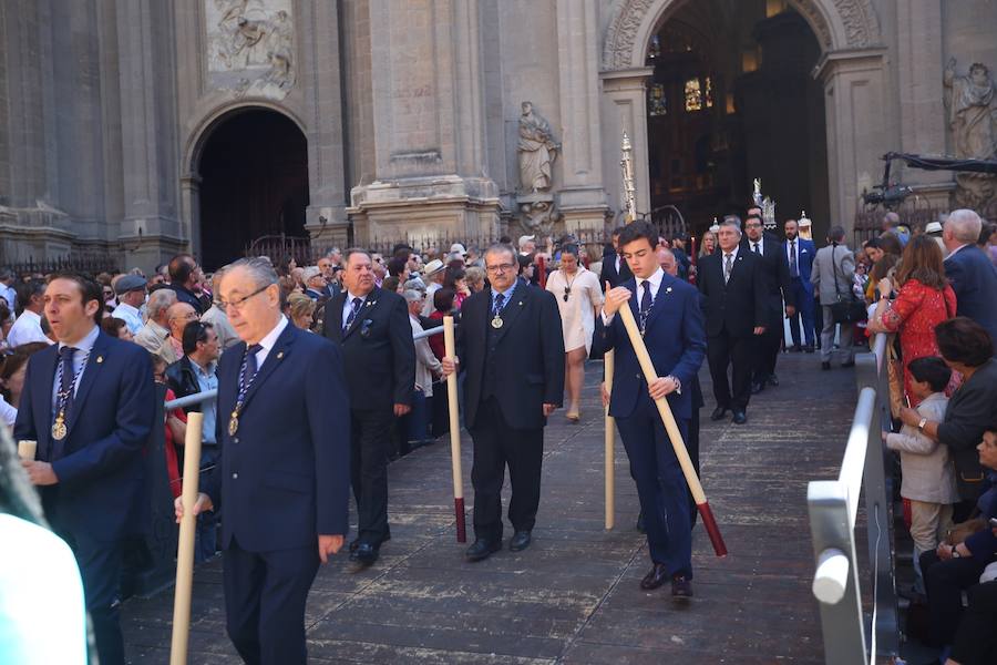 El extenso cortejo ha mezclado los elementos civiles y religiosos en un colorido desfile que ha sido seguido por miles de personas en la calle. Puede ver más fotos del Corpus en  este enlace . 