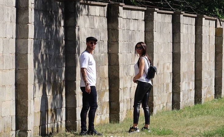 La televisiva y el futbolista visitaron el campo de concentración de Sachsenhausen en su visita a Berlín