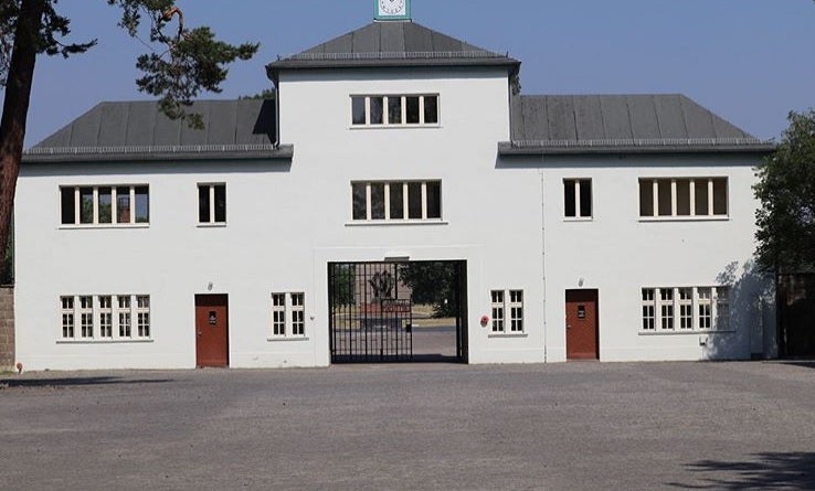 La televisiva y el futbolista visitaron el campo de concentración de Sachsenhausen en su visita a Berlín