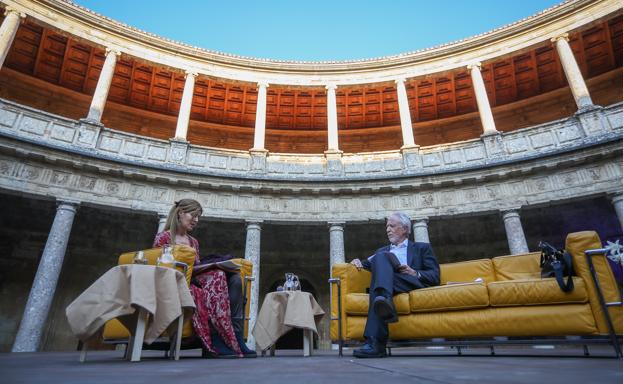 La editora Soledad Costantini y el Premio Nobel John Maxwell Coetzee, ayer en el Palacio de Carlos V.