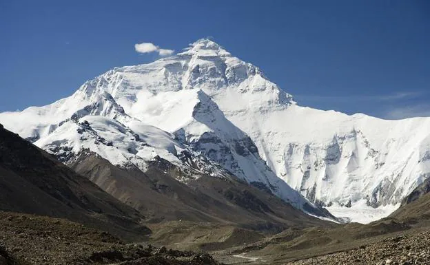 Limpieza a fondo en las alturas: retiran toneladas de heces humanas en el Everest