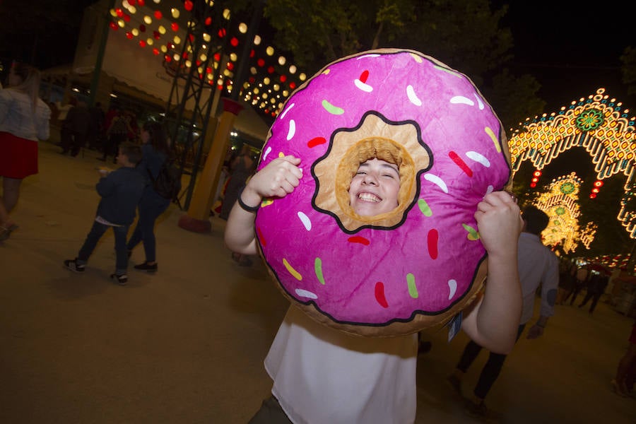 El Real de la Feria ha recibido a más público que en días anteriores porque empieza el fin de semana. Para ver más fotos del Corpus puedes hacerlo en  este enlace