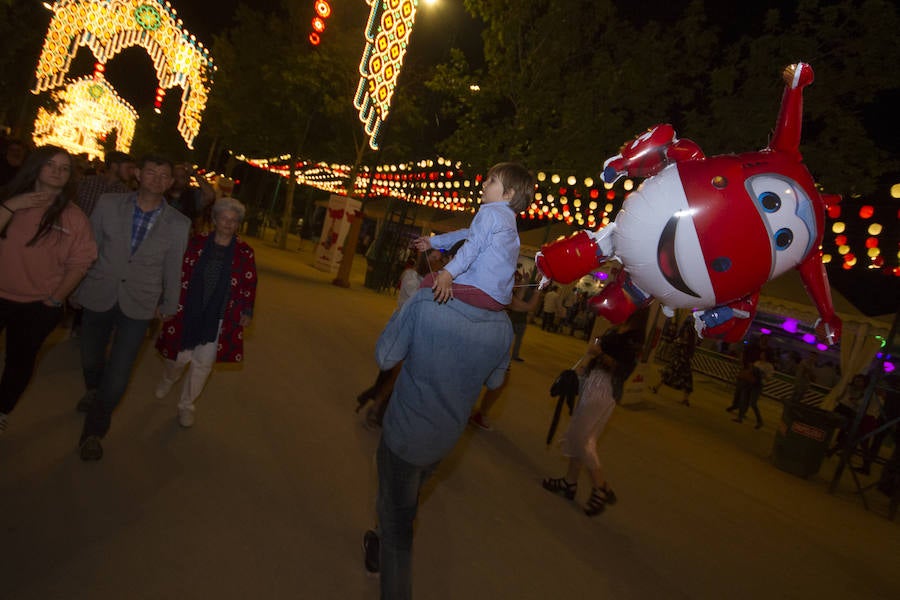 El Real de la Feria ha recibido a más público que en días anteriores porque empieza el fin de semana. Para ver más fotos del Corpus puedes hacerlo en  este enlace