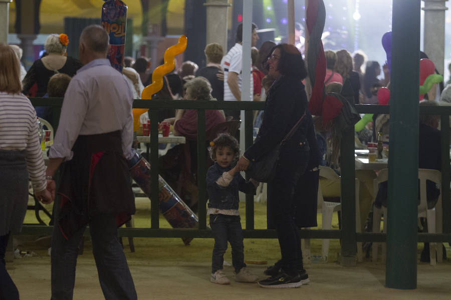 El Real de la Feria ha recibido a más público que en días anteriores porque empieza el fin de semana. Para ver más fotos del Corpus puedes hacerlo en  este enlace