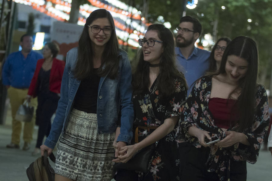 El Real de la Feria ha recibido a más público que en días anteriores porque empieza el fin de semana. Para ver más fotos del Corpus puedes hacerlo en  este enlace