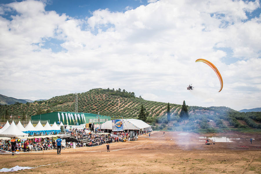 El XIX Festival Internacional del Aire (FIA) 'El Yelmo' de la Sierra de Segura ha acogido hoy un intenso programa de exhibiciones aéreas de primer nivel, que ha incluido exhibiciones del Ejército, espectáculos acrobáticos en parapente y paramotor, espectáculos de humor oel Campeonato de Andalucía de Drones