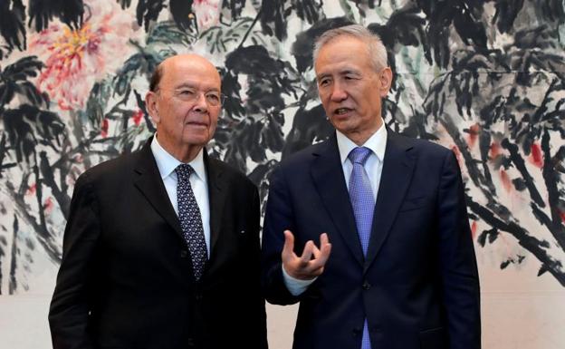 El secretario estaounidense de Comercio, Wilbur Ross, con el vice primer ministro chino, Liu He.