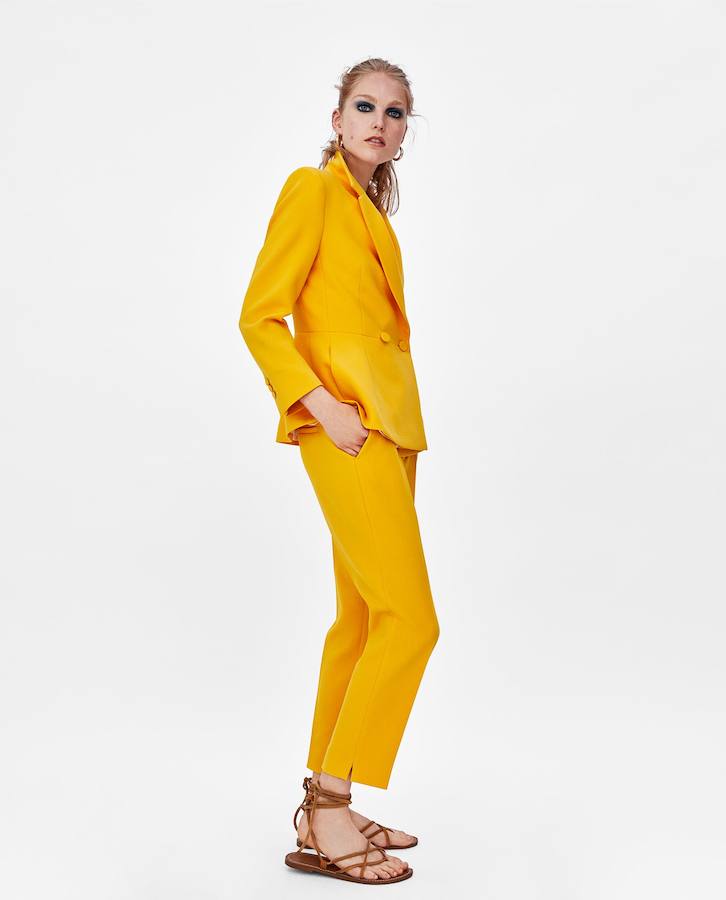 a parte de arriba del traje cuesta 49,95 euros y está disponible en tallas que van desde la XS hasta la XL