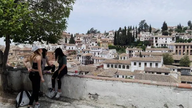 Un grupo de jóvenes disfruta del mirador de La Churra bajo la sombra de los árboles un mediodía.