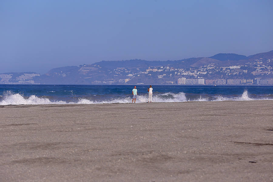 Después de quitar 200.000 metros cúbicos de arena para llevarlos a Playa Granada, que ha quedado muy bien, la motrileña playa de Poniente está destrozada. 