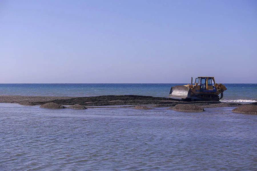 Después de quitar 200.000 metros cúbicos de arena para llevarlos a Playa Granada, que ha quedado muy bien, la motrileña playa de Poniente está destrozada. 