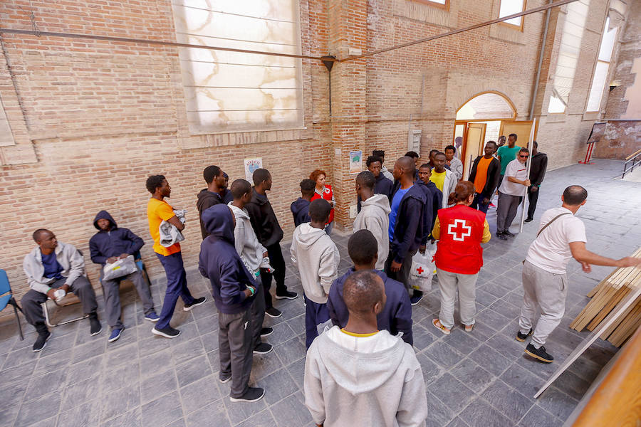 Los subsaharianos están asistidos por Cruz Roja que les ayudará a llegar a los destinos que elijan
