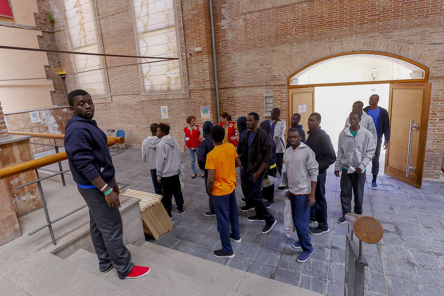 Los subsaharianos están asistidos por Cruz Roja que les ayudará a llegar a los destinos que elijan