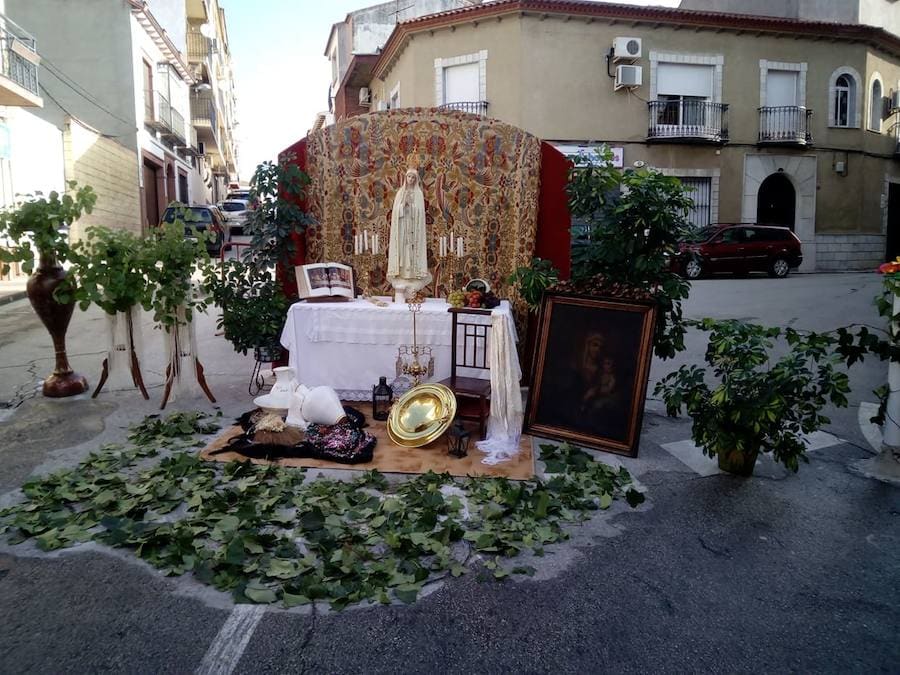 El Corpus se celebró en todos los pueblos, donde las calles lucieron engalanadas y la custodia recorrió las calles