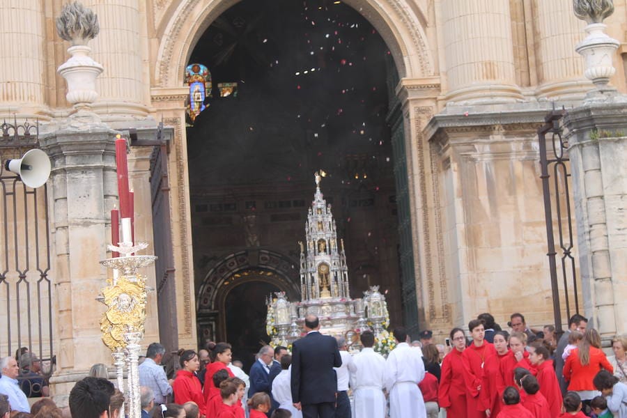 El Corpus se celebró en todos los pueblos, donde las calles lucieron engalanadas y la custodia recorrió las calles