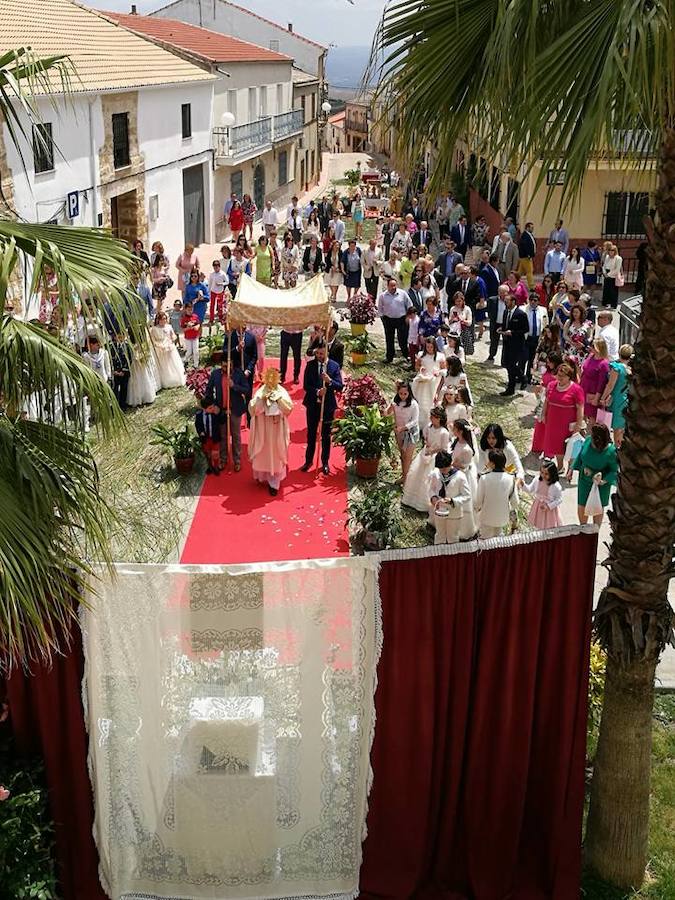 El Corpus se celebró en todos los pueblos, donde las calles lucieron engalanadas y la custodia recorrió las calles