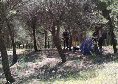 Imagen secundaria 1 - Los agentes de la Policía Local identificaron, denunciaron y obligaron a recoger las tiendas a los campistas.