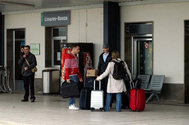 Viajeros en Linares, estación en la que hay que trasbordar.