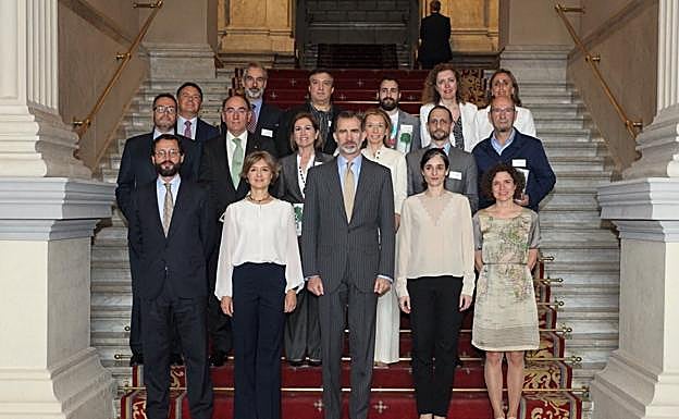 Foto de familia de los premiados junto al Rey y la ministra en funciones. 