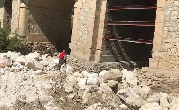 Obras de reparación del puente del Arroyo Salado en Porcuna, en la A-305.