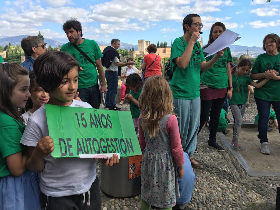 La Asociación de Madres y Padres del colegio Gómez Moreno se ha concentrado en el mirador de San Nicolás para reivindicar que el comedor siga siendo autogestionado