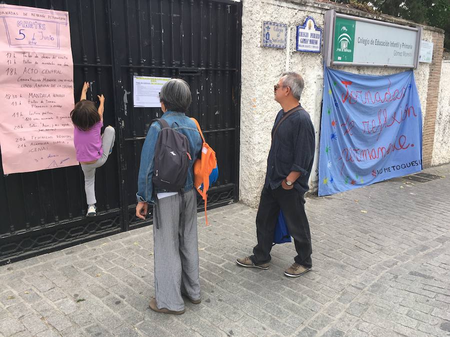 La Asociación de Madres y Padres del colegio Gómez Moreno se ha concentrado en el mirador de San Nicolás para reivindicar que el comedor siga siendo autogestionado