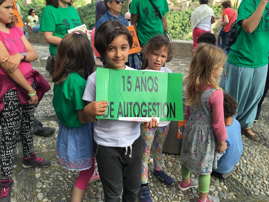 La Asociación de Madres y Padres del colegio Gómez Moreno se ha concentrado en el mirador de San Nicolás para reivindicar que el comedor siga siendo autogestionado