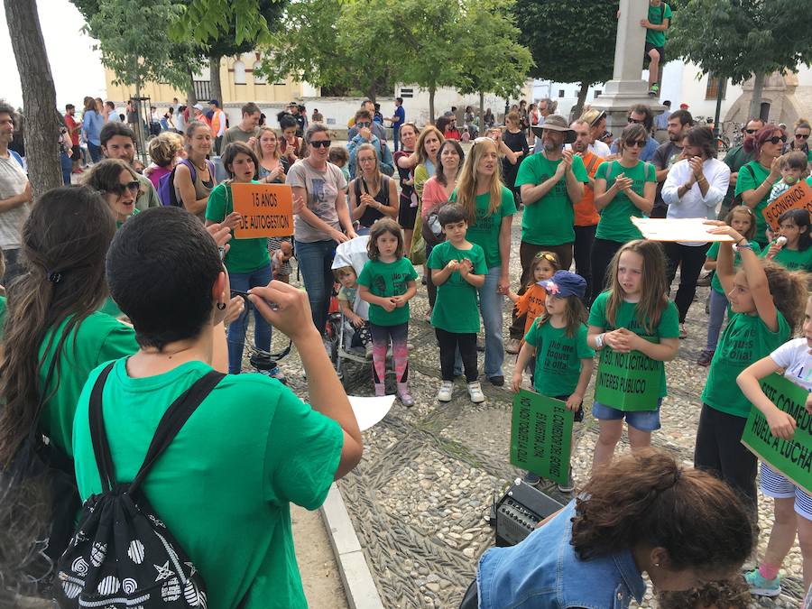 La Asociación de Madres y Padres del colegio Gómez Moreno se ha concentrado en el mirador de San Nicolás para reivindicar que el comedor siga siendo autogestionado
