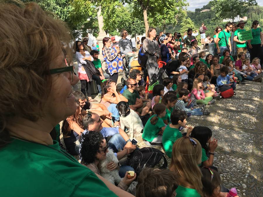 La Asociación de Madres y Padres del colegio Gómez Moreno se ha concentrado en el mirador de San Nicolás para reivindicar que el comedor siga siendo autogestionado