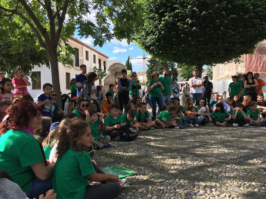 La Asociación de Madres y Padres del colegio Gómez Moreno se ha concentrado en el mirador de San Nicolás para reivindicar que el comedor siga siendo autogestionado