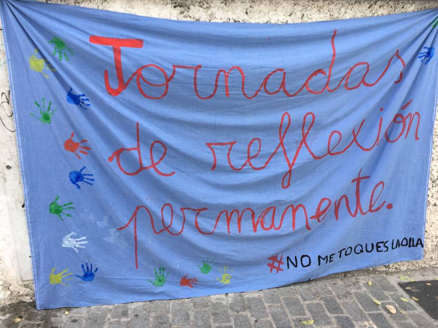 La Asociación de Madres y Padres del colegio Gómez Moreno se ha concentrado en el mirador de San Nicolás para reivindicar que el comedor siga siendo autogestionado
