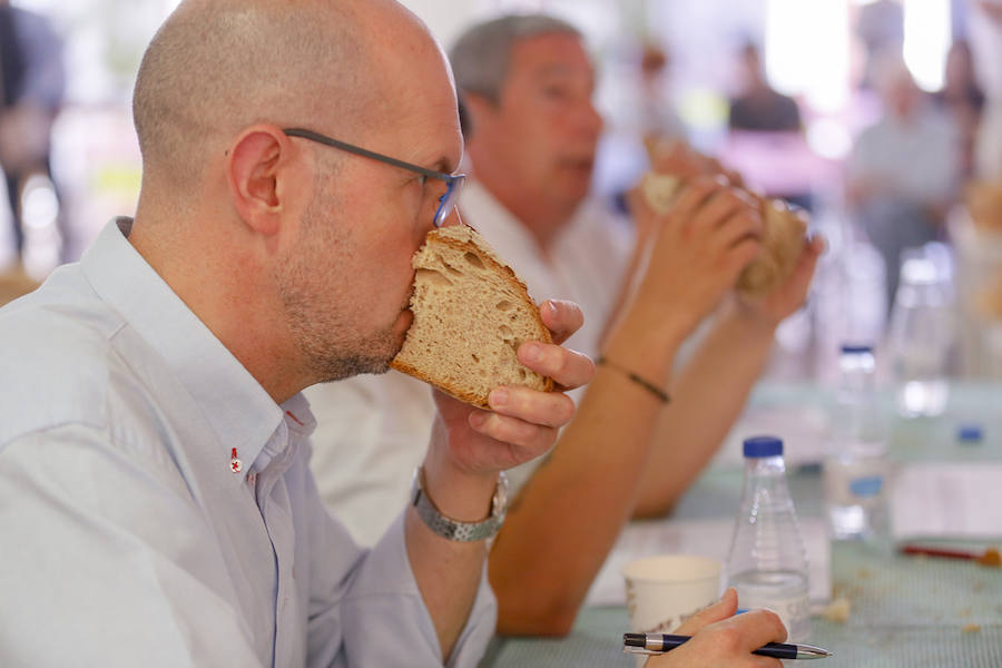 La ciudad acoge la primera semifinal de la 'Ruta española del buen pan', con la participación de obradores de toda Andalucía, y esta tarde hay una cata abierta al público