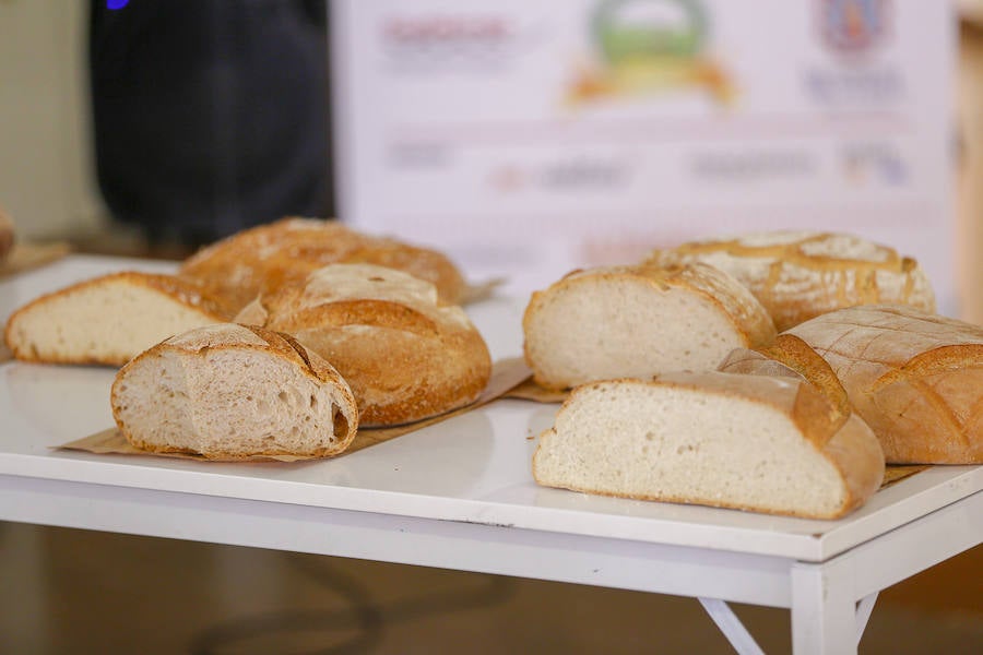La ciudad acoge la primera semifinal de la 'Ruta española del buen pan', con la participación de obradores de toda Andalucía, y esta tarde hay una cata abierta al público