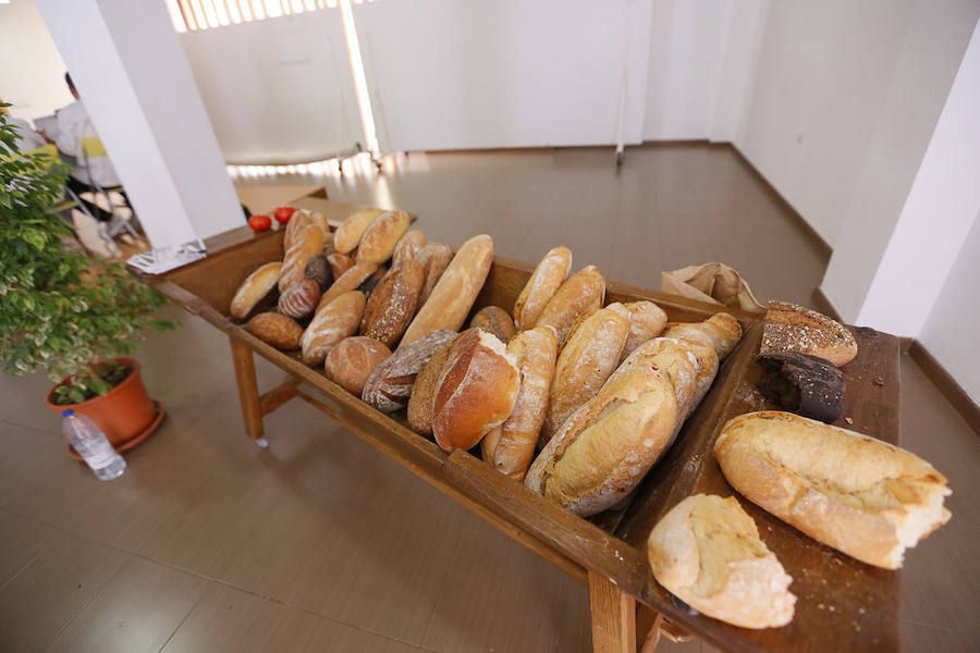 La ciudad acoge la primera semifinal de la 'Ruta española del buen pan', con la participación de obradores de toda Andalucía, y esta tarde hay una cata abierta al público