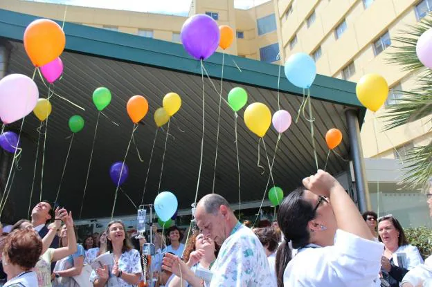 Suelta de globos en los actos organizados ayer en el Hospital Torrecárdenas.