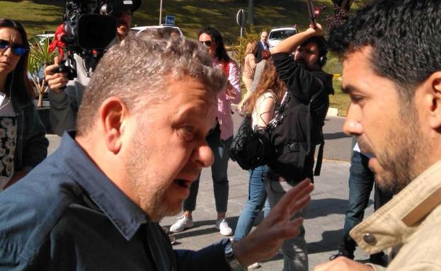 Alberto Chicote charla con Manuel Montejo durante la protesta.