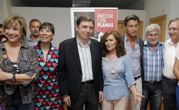 Luis Planas y Carmen Calvo en julio de 2013 en la presentación de su candidatura a las primarias en las que rivalizó con Susana Díaz.