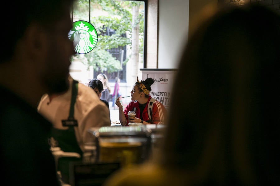 La nueva tienda Starbucks de la calle Gran Vía de Colón, 4, cuenta con un equipo de 16 baristas formados para preparar más de 86.000 variedades de bebidas diferentes