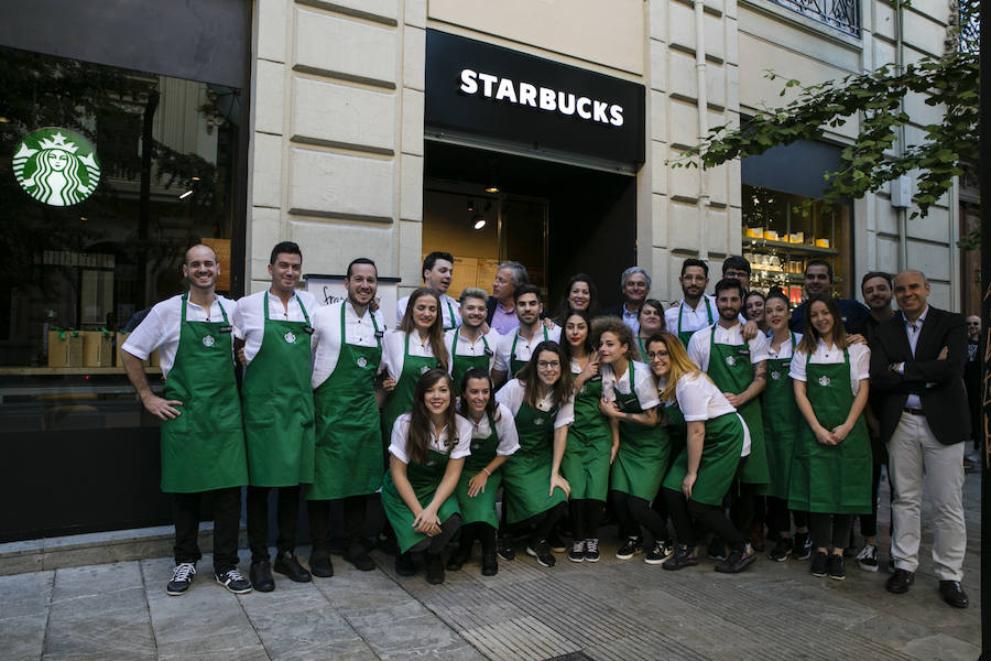 La nueva tienda Starbucks de la calle Gran Vía de Colón, 4, cuenta con un equipo de 16 baristas formados para preparar más de 86.000 variedades de bebidas diferentes