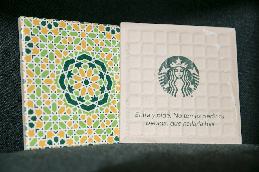 La nueva tienda Starbucks de la calle Gran Vía de Colón, 4, cuenta con un equipo de 16 baristas formados para preparar más de 86.000 variedades de bebidas diferentes