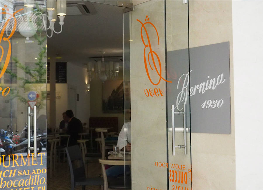 Puerta & Bernina se ha convertido en los últimos años en una de las cafeterías y pastelerías más queridas y frecuentadas por los granadinos.