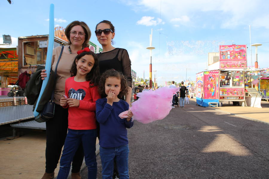 Hoy comienzan las fiestas oficialmente, con el Desfile de gigantes y cabezudos, una muestra de danza y un concierto dedicado al pasodoble | El día con las atracciones a precios populares atrajo a decenas de familias a La Vestida, con buen tiempo